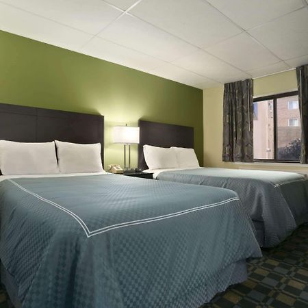 Travelodge By Wyndham Cleveland Lakewood Exterior photo