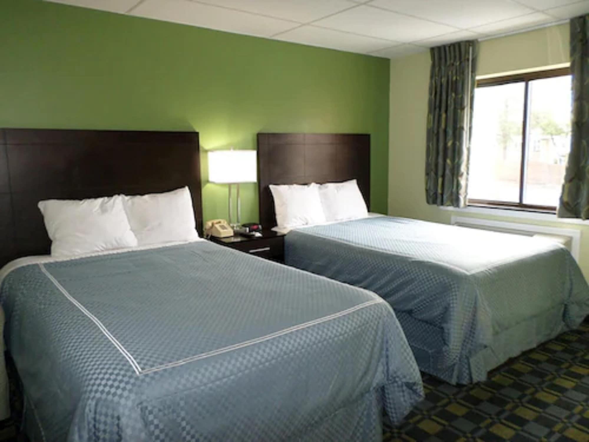 Travelodge By Wyndham Cleveland Lakewood Exterior photo