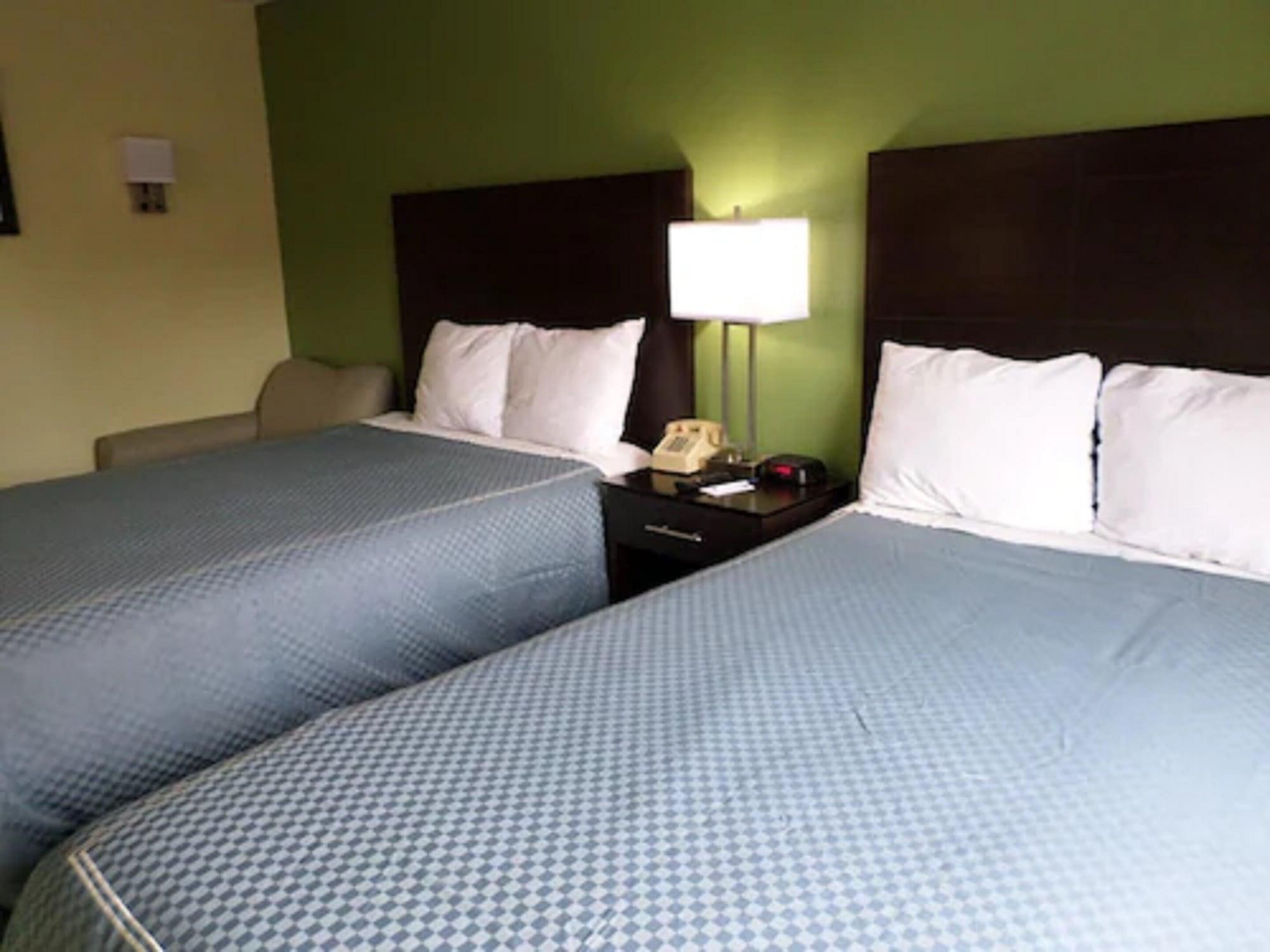 Travelodge By Wyndham Cleveland Lakewood Exterior photo