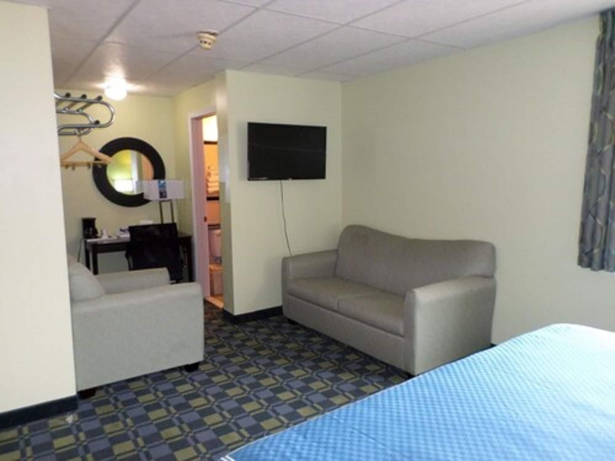 Travelodge By Wyndham Cleveland Lakewood Exterior photo