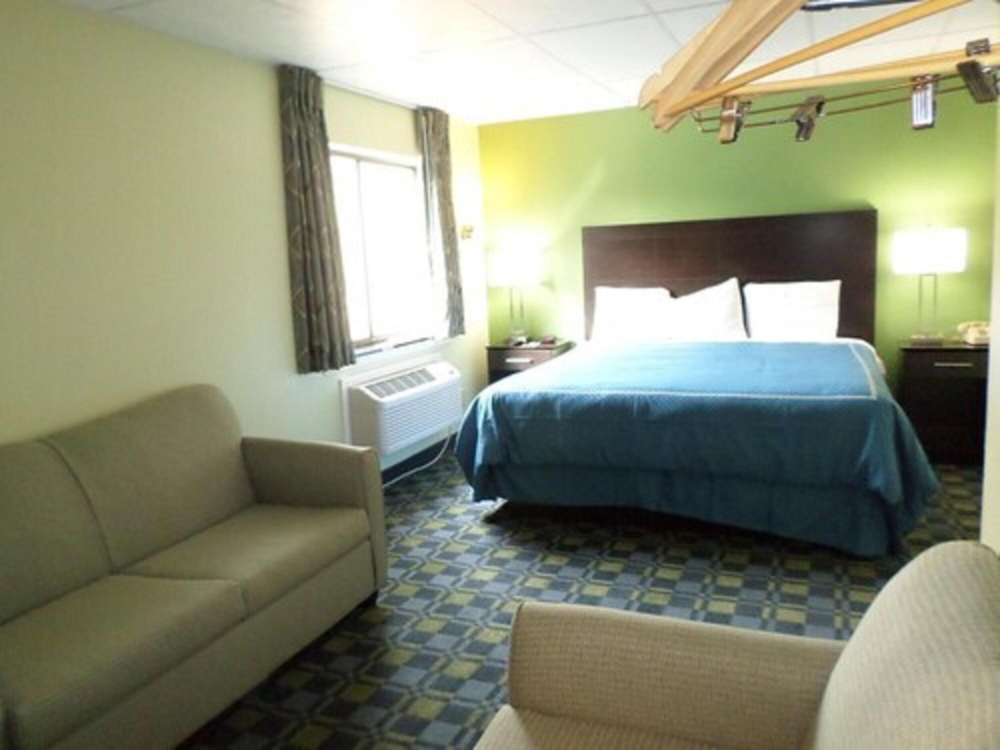Travelodge By Wyndham Cleveland Lakewood Exterior photo