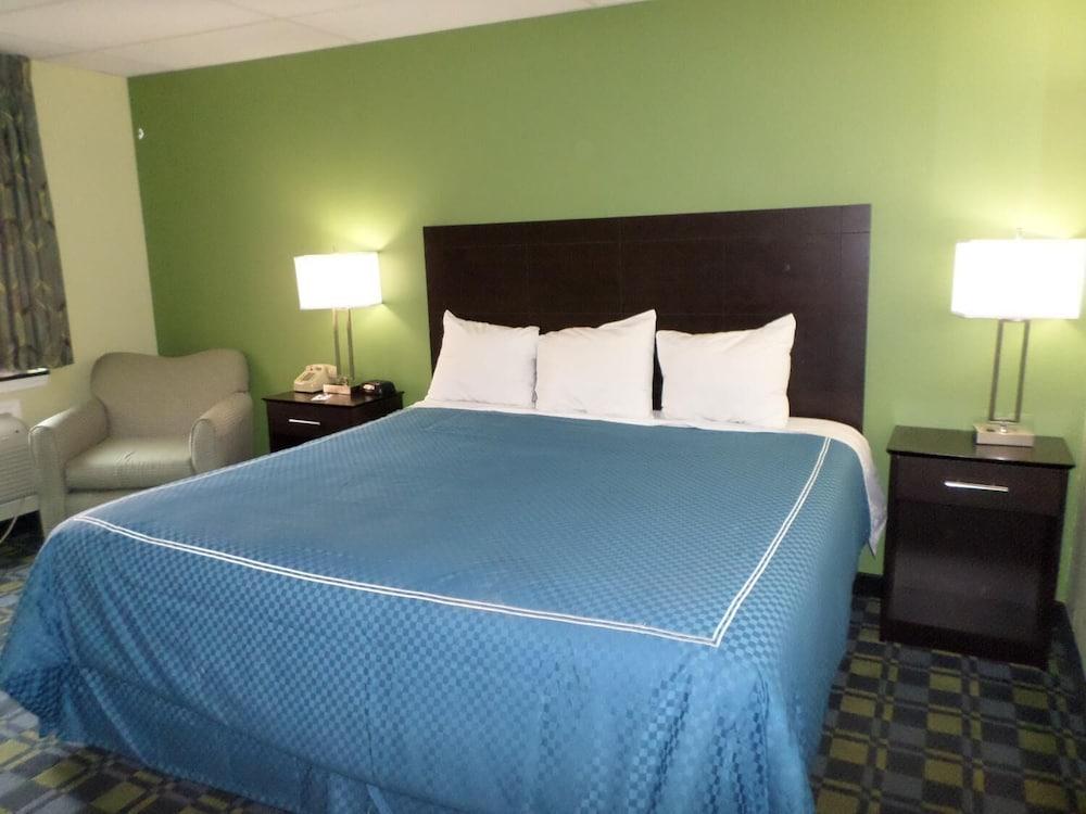 Travelodge By Wyndham Cleveland Lakewood Exterior photo