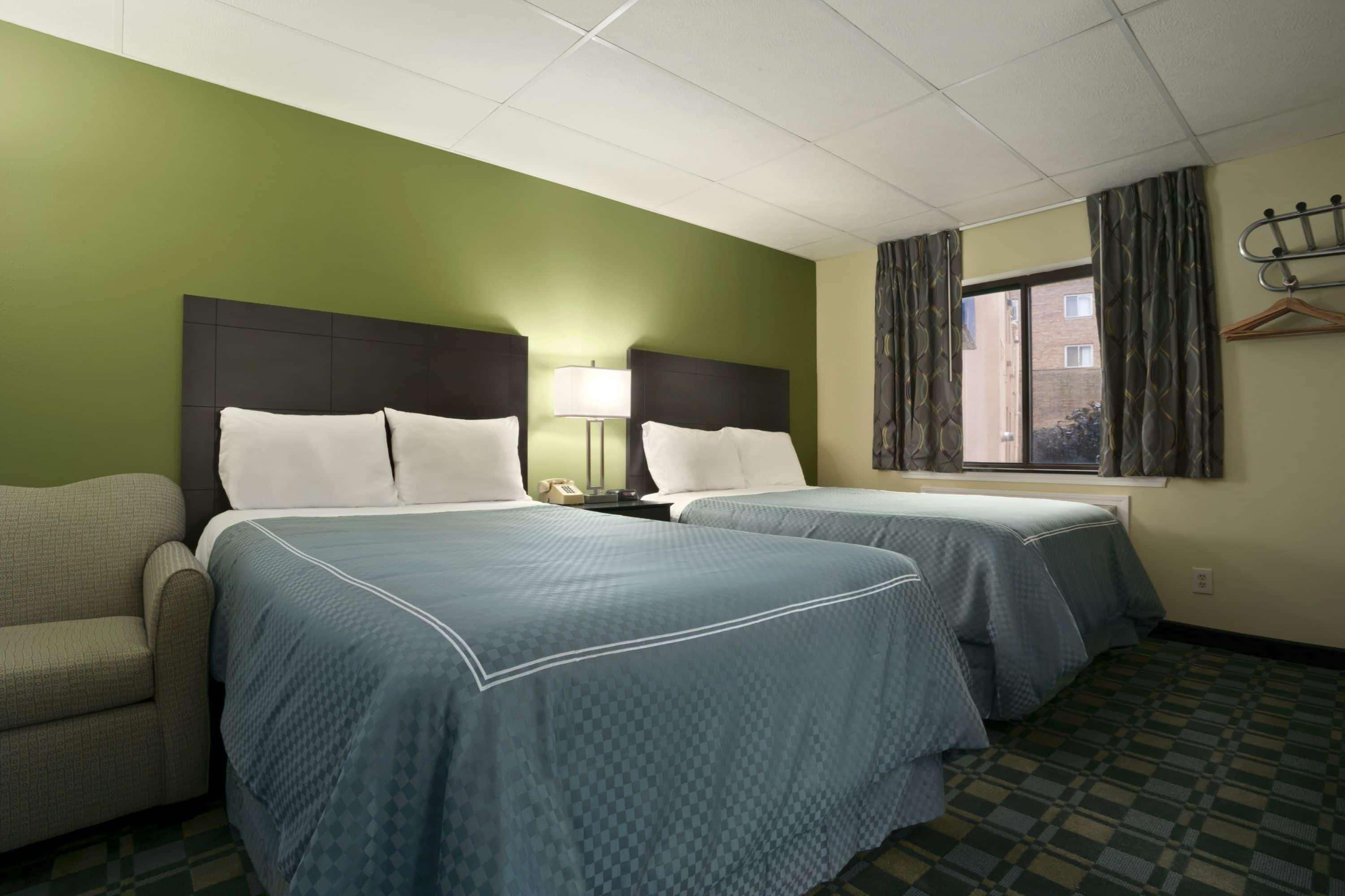 Travelodge By Wyndham Cleveland Lakewood Exterior photo