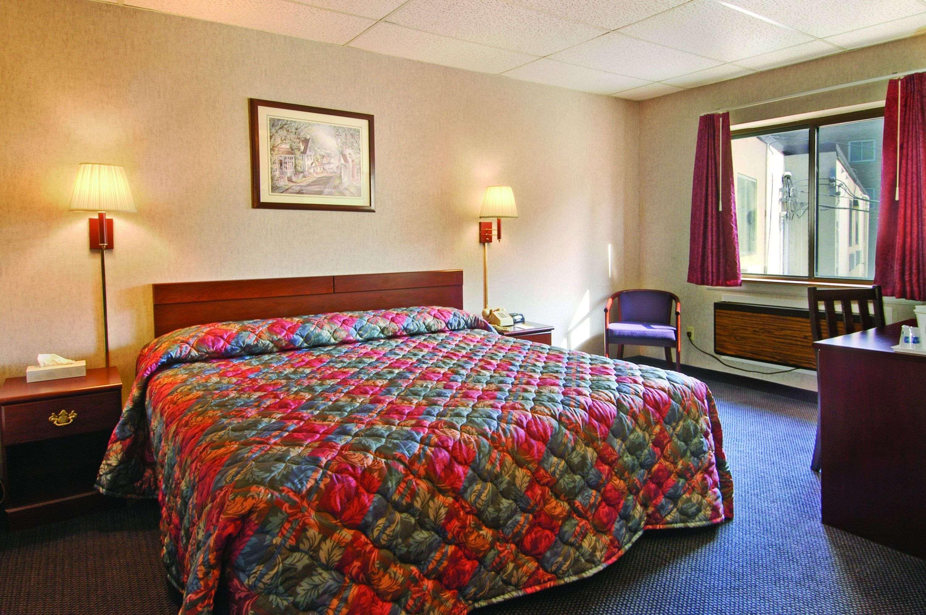 Travelodge By Wyndham Cleveland Lakewood Room photo