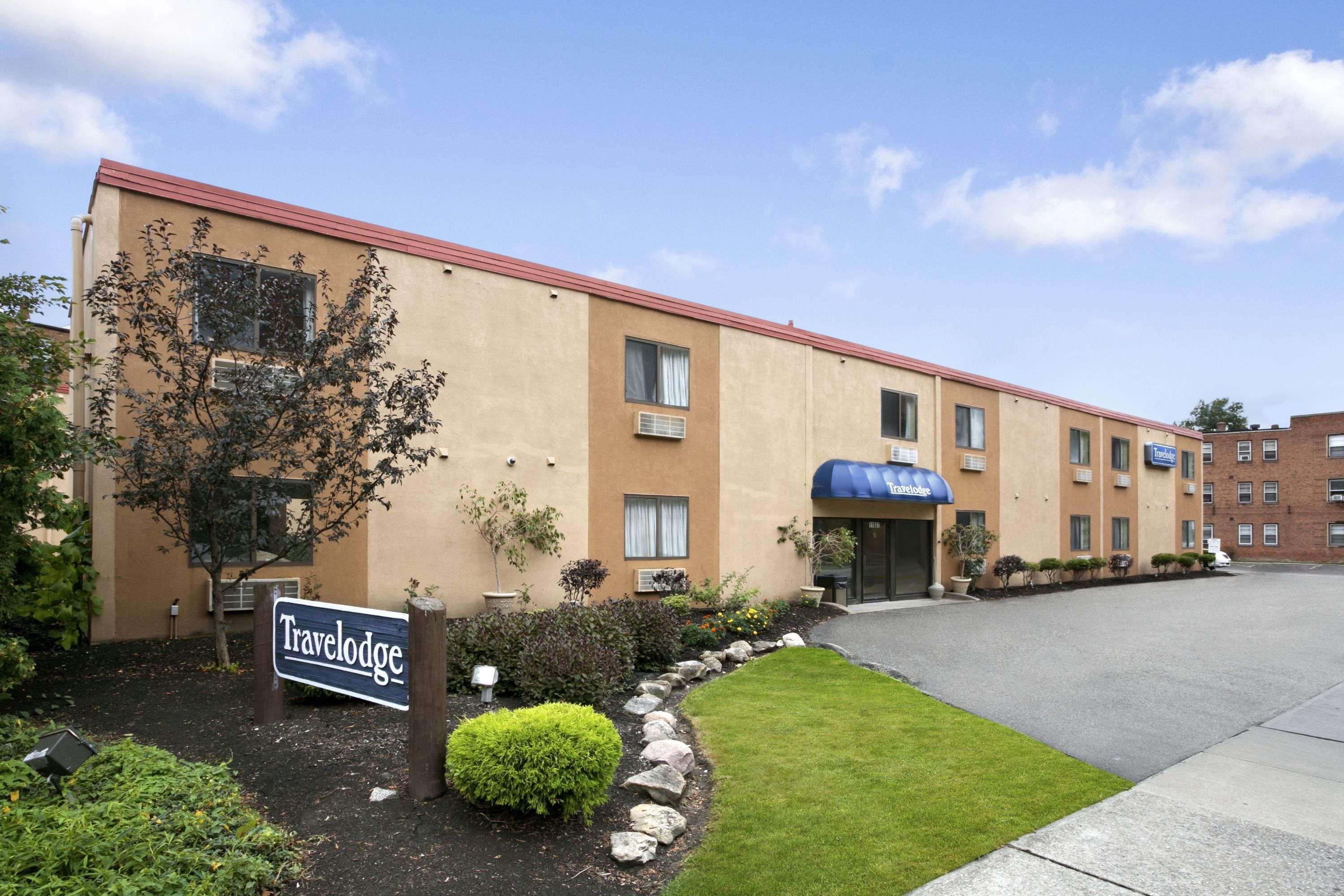 Travelodge By Wyndham Cleveland Lakewood Exterior photo
