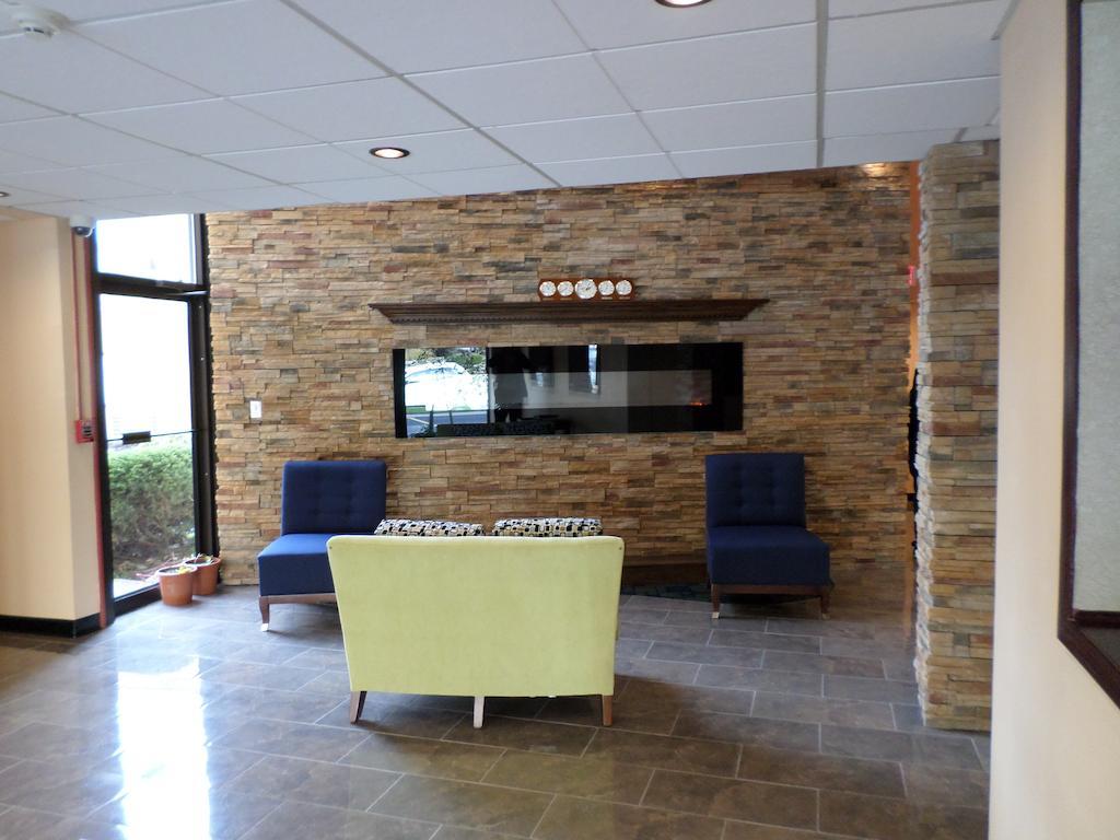 Travelodge By Wyndham Cleveland Lakewood Exterior photo