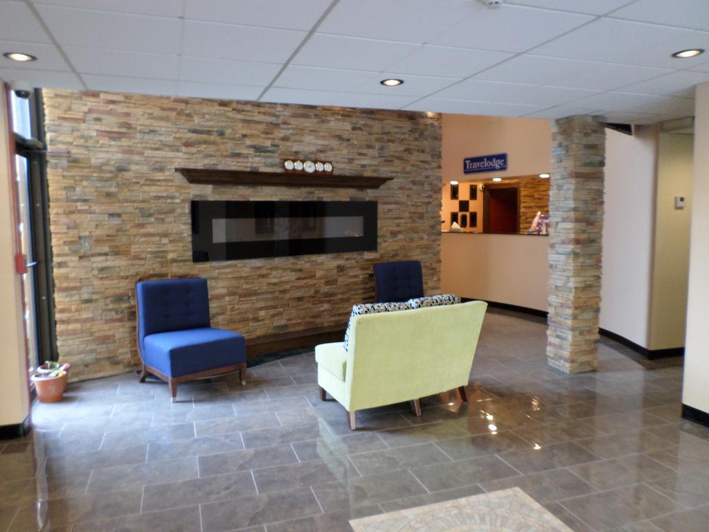 Travelodge By Wyndham Cleveland Lakewood Exterior photo