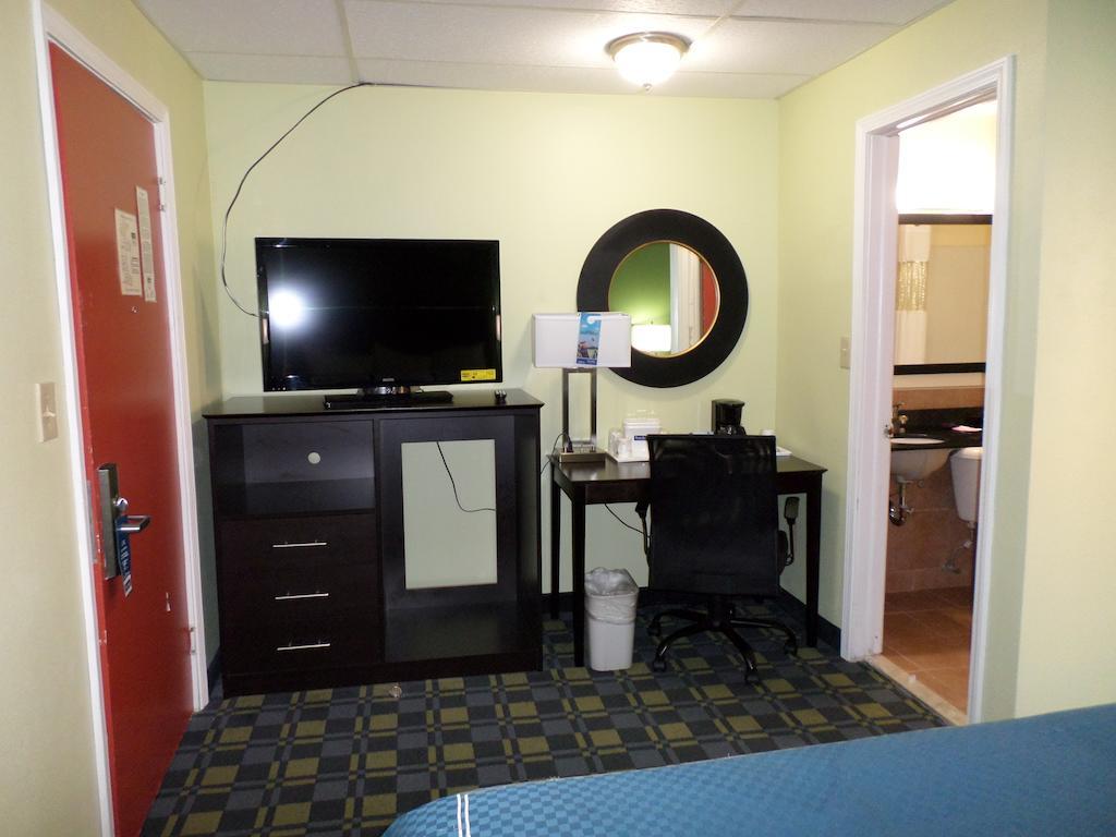 Travelodge By Wyndham Cleveland Lakewood Exterior photo