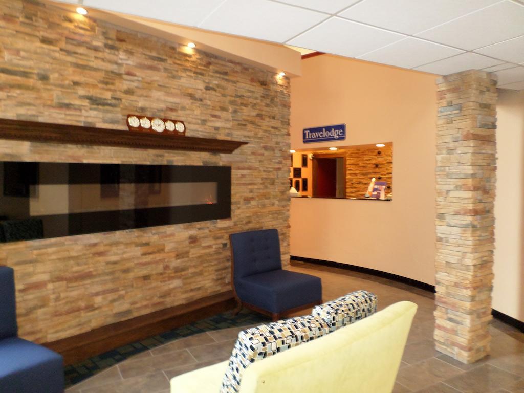 Travelodge By Wyndham Cleveland Lakewood Exterior photo