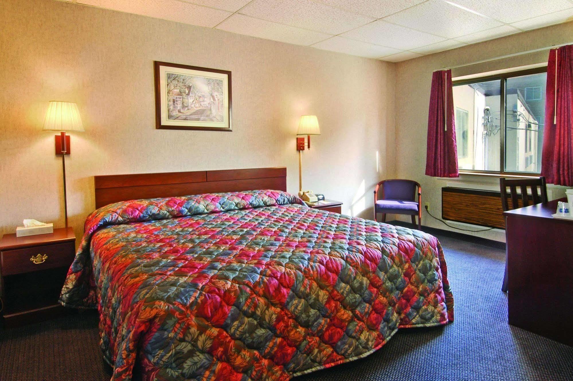 Travelodge By Wyndham Cleveland Lakewood Room photo
